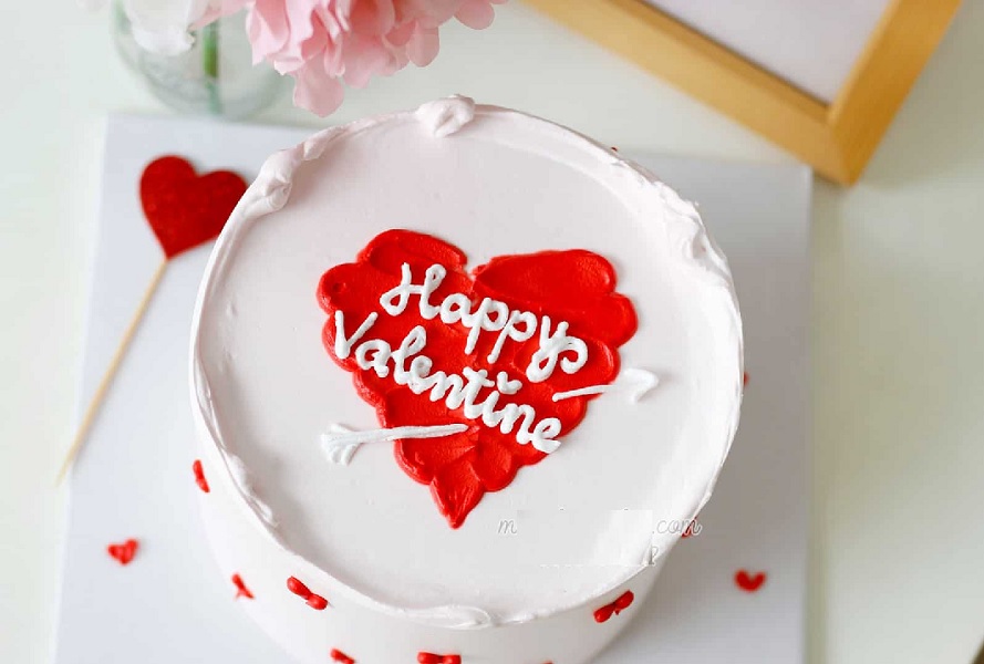Đừng để ngày sinh nhật của người thân đơn giản chỉ là một ngày bình thường, hãy đốn tim người ấy với bánh sinh nhật hình trái tim ngọt ngào. Với hình dáng đáng yêu và mùi vị hấp dẫn, bánh sẽ mang đến một món quà đầy ý nghĩa và đặc biệt.